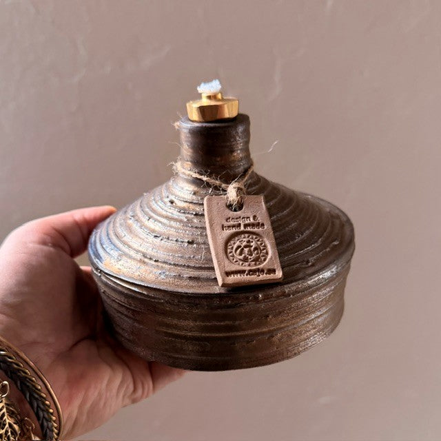 Oljelampa av stengodslera Låg med relief